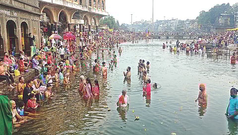 नाशिक : खंडग्रास चंद्रग्रहणानिमित्त गोदाघाटावर स्नानासाठी भाविकांची झालेली गर्दी. (छाया : हेमंत घोरपडे)