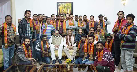 हिमाचल प्रदेशचे मुख्यमंत्री जयराम ठाकुर यांच्या उपस्थिती काँग्रेस कमेटीचे माजी महासचिव धर्मपाल ठाकूर यांच्यासह २६ नेते भाजपमध्ये दाखल झाले आहेत.