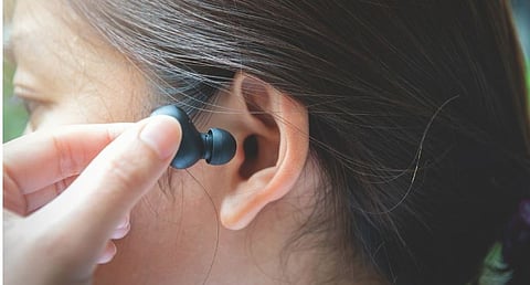 Hearing Loss : हेडफोन, कर्कश आवाजामुळे जगभरातील १ अब्ज तरुणांना बहिरेपणाचा धोका : नवीन संशोधनातील धक्कादायक माहिती