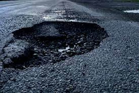 खड्ड्यांमुळे पिरंगुट येथील मुकाईवाडी ग्रामस्थ त्रस्त