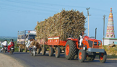 बारामती : हंगाम सुरू होताच धोकादायक ऊस वाहतूक; अपघात होण्यापूर्वीच खबरदारी गरजेची