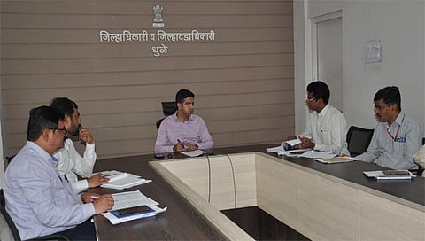 धुळे : जिल्हा सल्लागार समितीची बैठकीत निर्देश देताना जिल्हाधिकारी जलज शर्मा.
