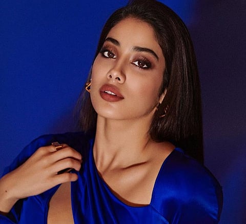 Janhvi Kapoor : ड्रेस फाटल्याने सेफ्टी पिन लावलीय; जान्हवी ठरली Oops Moment ची बळी?