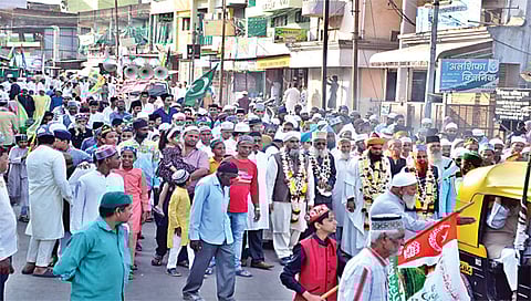 जुने नाशिक : ग्यारहवीं शरीफनिमित्त जुने नाशिकमधे जहांगीर मशीद चौक मंडई येथून निघालेल्या जुलूस-ए-गौसिया मिरवणुकीत संचालन करताना खतीबे शहर हिसामोद्दिन अशरफी. (छाया : हेमंत घोरपडे)