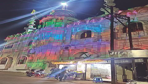 जुने नाशिक : ग्यारहवीं शरीफनिमित्त जुने नाशिकमधील मुल्तानपुरा भागातील मिनारा मशिदीवर करण्यात आलेली आकर्षक विद्युत रोषणाई. (छाया: अब्दुल कादिर पठाण)