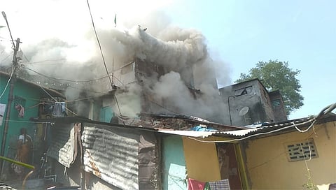 जुने नाशिक : येथील फकीरवाडी मध्ये घरात शॉर्टसर्किटमुळे आग लागल्याने घरातील गृहउपयोगी वस्तूंचे नुकसान झाले आहे.