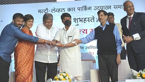 पुणे विमानतळ येथील मल्टिलेव्हल पार्किंगची सुविधा देणार्या ‘एरोमॉल’ चे उद्घाटन सिंधिया यांच्या हस्ते झाले. याप्रसंगी उपस्थित मान्यवर.