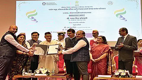 नाशिक : नाशिक : सामंजस्य कराराप्रसंगी राज्यपाल भगतसिंह कोश्यारी, उपमुख्यमंत्री देवेंद्र फडणवीस, मंत्री मंगलप्रभात लोढा, ललित गांधी, मनीषा वर्मा, संगीता पाटील, सागर नागरे आदी.