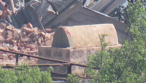 प्रतापगडाच्या पायथ्याशी आणखी चार कबरी