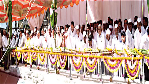 दिंडोरी : कादवाच्या गळीत हंगामाचा प्रारंभ करताना विधानसभेचे उपाध्यक्ष नरहरी झिरवाळ, देवीदास पिंगळे, दिलीप बनकर, शिरीष कोतवाल, नितीन ठाकरे, रवींद्र पगार, गणपतराव पाटील, दत्तात्रेय पाटील, सदाशिव शेळके, तुकाराम पेखळे, दिलीप थेटे, अनिल देशमुख, राजाराम बस्ते, दत्तात्रेय राऊत, अशोक वाघ, सुनील पाटील आदी.(छाया : समाधान पाटील)