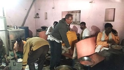 कोल्हापूर : वाहने रोखली, जेवणही दिले; ‘स्वाभिमानी’ कार्यकर्त्यांनी जपली माणुसकी