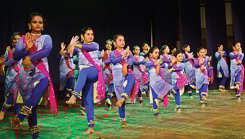 नाशिक : अभिजात संस्थेच्या शिष्यांकडून नयनरम्य ‘अनियारा’ या कथक नृत्याद्वारे पं. रोहिणी भाटे आणि पं. बिरजू महाराज यांना नृत्यमय आदरांजली अर्पण करताना नृत्यांगना. (छाया : हेमंत घोरपडे)