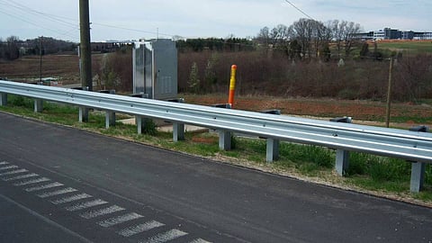 तळेगाव: महामार्गाच्या कडेचे लोखंडी रेलिंग काढल्यामुळे अपघातास आमंत्रण