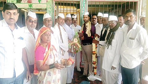 चापडगाव : एमपीएससी परीक्षेत यश मिळविल्याबद्दल अरुण आव्हाड याचा सत्कार करताना दगू आव्हाड, रामनाथ सांगळे, सुभाष सांगळे, बाबूराव सांगळे आदींसह ग्रामस्थ.