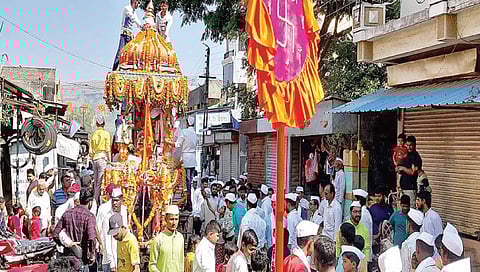 बागलाण : मुल्हेर येथील श्री उद्धव महाराज यांच्या पुण्यतिथीनिमित्त निघालेल्या रथोत्सव मिरवणुकीत सहभागी भाविक. (छाया ः शरद गांगुर्डे)