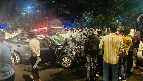 नवी मुंबईतील पाम बीच वर तीन वाहनांचा अपघात; महिला गंभीर