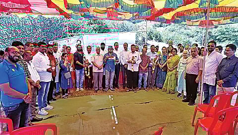 सिडको : नंदिनी नदीच्या प्रदूषण मुक्तीसाठी गोदामाई संस्थेच्या सदस्यांकडे सुपूर्द करताना