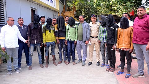 नाशिक : नांदुरशिंगोटे येथे दरोडा टाकून लाखो रुपयांचा ऐवज लुटणाऱ्या टोळीतील सात जणांना जेरबंद करण्यात यशस्वी झालेले ग्रामीण पोलिस.