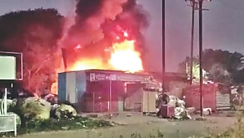 नाशिकरोड : सायखेडा रोडवरील भंगाराच्या गोदामाला लागलेली आग.
(छाया : उमेश देशमुख)