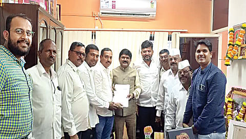 नाशिकरोड ः खासदार हेमंत गोडसे यांना निवेदन देताना प्रकाश शिंदे, अशोक जाधव, तानाजी जाधव, प्रभाकर कांडेकर, विनायक कांडेकर, बाजीराव दुशिंग, भाऊसाहेब गोहाड, अण्णासाहेब कंक आदी. (छाया ः उमेश देशमुख)