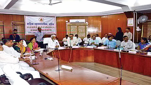 नाशिक : पालकमंत्री दादा भुसे यांच्या प्रमुख उपस्थितीत महापालिकेत सुरू असलेल्या विशेष बैठकीप्रसंगी आ. देवयानी फरांदे, सीमा हिरे, अॅड. राहुल ढिकले, आयुक्त चंद्रकांत पुलकुंडवार आदीं पदाधिकारी. (छाया : हेमंत घोरपडे)