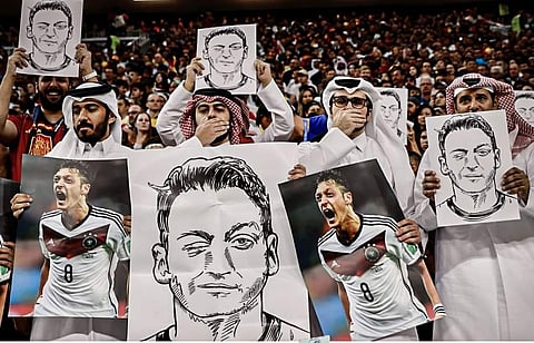 FIFA WC : कतार चाहत्यांकडून जर्मनीचा निषेध, ‘ओझील’चा फोटो झळकावून दिले प्रत्युत्तर