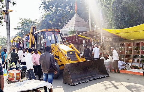 राहुरी शहरातील अतिक्रमणे हटविली