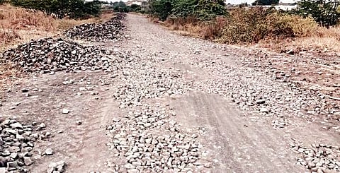खोर-वाखारी रस्त्याचे काम निधीअभावी रखडले