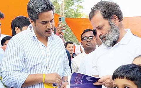 ‘भारत जोडो’ यात्रेत रोहित पवारांची हजेरी, राहुल गांधींना दिल्या या भेटवस्तू