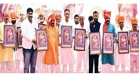 पांगरी : शेतकरी-कामगार मेळाव्यात शिवरायांच्या प्रतिमेचे वाटप करताना युवराज संभाजीराजे. समवेत विलास पांगारकर, किशोर चव्हाण, करण गायकर, अॅड. मयूर पांगारकर, शत्रुघ्न झोंबाड आदी.