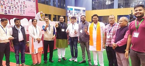 पुणे : अधिसभेत ‘विद्यापीठ विकास मंचचा गुलाल, सावित्रीबाई फुले प्रगती पॅनेलचा निवडणुकीत धुव्वा