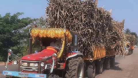 कोल्हापूर : ऊस वाहतूकदार ट्रॅक्टर चालकांना प्रशासनाने शिस्त लावण्याची गरज
