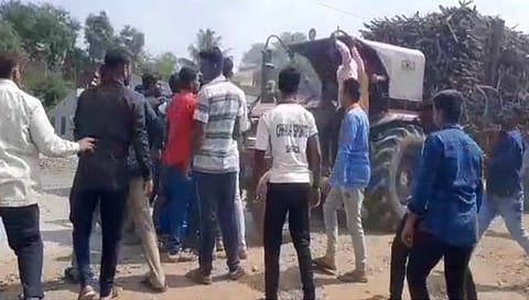 कोल्हापूर : शिरोळ येथे ऊस वाहतूक रोखल्याने जोरदार हाणामारी