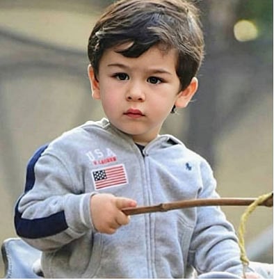 तैमूरला आवडतात फळे!