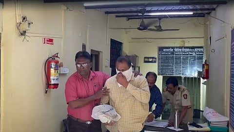 कल्याण येथे अमली पदार्थांची विक्री करताना दोन पोलिसांना अटक (Video)