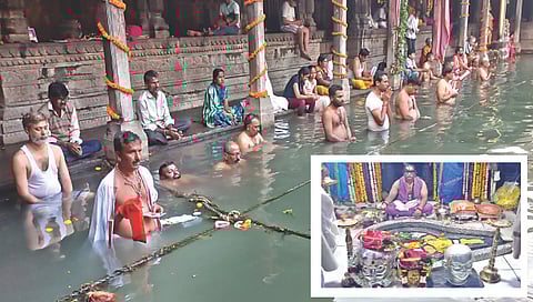 त्र्यंबकेश्वर : चंद्रग्रहणानंतर कुशावर्तावर स्नान करताना भाविक. दुसर्या छायाचित्रात त्र्यंबकराजाची करण्यात आलेली प्रदोषपुष्प पूजा. (छाया: देवयानी ढोन्नर)