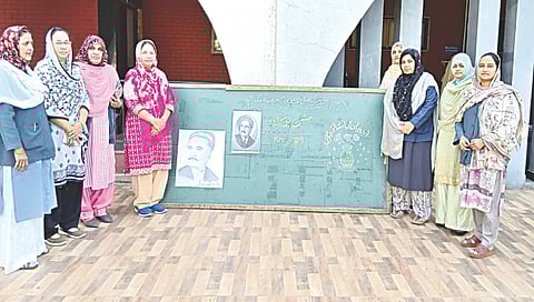 जुने नाशिक : युज नॅशनल गर्ल्स हायस्कूल येथे उर्दू दिवसाप्रसंगी मुख्याध्यापिका शाहीन खान, इरफाना पिरजादे, शगुफ्ता बशीर, गझाला सय्यद, सईदा अंसारी, खान शिफा नुरी, शुमाईला पीरजादा, रेश्मा मन्सुरी.