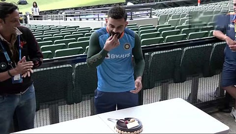 मेलबर्न क्रिकेट मैदानावर विराटचा वाढदिवस साजरा