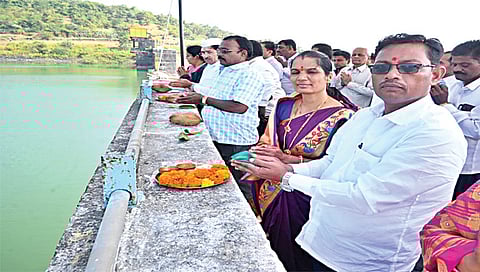 दिंडोरी : वाघाडचे जलपूजन करताना वाघाड प्रकल्पस्तरीय पाणीवापर संस्थेचे अध्यक्ष अरुण घुमरे, गोदावरी मराठवाडा पाटबंधारे विकास महामंडळाचे कार्यकारी संचालक संजय बेलसरे, अधीक्षक अभियंता अलका अहिरराव, पाणीवापर संस्थांचे पदाधिकारी बाजीराव शिंदे, लक्ष्मीकांत वाघवकर, कार्यकारी अभियंता राजेश गोवर्धने आदी. (छाया : समाधान पाटील)