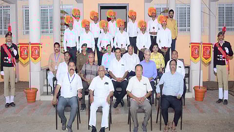 लासलगाव :भारतीय सैन्य दलात अग्निवीरसाठी निवड झालेल्या ११ एनसीसी छात्रांचा सत्कार करताना मंडळाचे सरचिटणीस गोविंद होळकर, सर्व संचालक, प्राचार्य डॉ. दिनेश नाईक आदी. (छाया: राकेश बोरा)