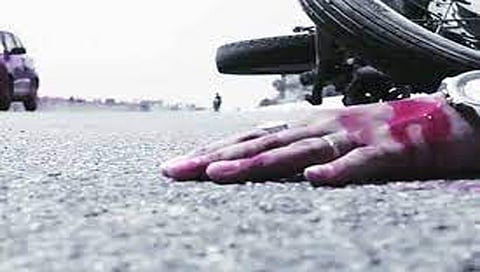 नाशिक : विनाहेल्मेट दुचाकीस्वाराचा झाडावर आदळून मृत्यू