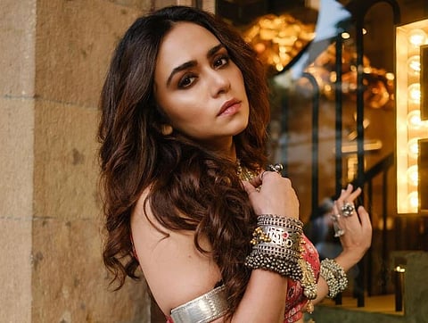 Amruta Khanvilkar : एकच नंबर ??; रेड टॉप-स्कर्टवर अमृताची भरजरी ज्वेलरी