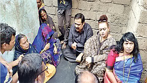 मनमाड : मृत लोकेश सोनवणेच्या घरी जाऊन कुटुंबीयांचे सांत्वन करताना आमदार सुहास कांदे, अंजुम कांदे आदी. (छाया : रईस शेख)