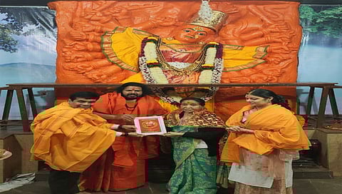 सप्तशृंगगड : येथे देवीची प्रतिमा आणि प्रसाद भेट देऊन गायिका आशा भोसले यांचे स्वागत करताना ॲड. दीपक पाटोदकर आदी. (छाया : तुषार बर्डे)