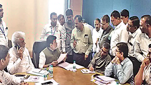 नाशिक : उद्योगमंत्री उदय सामंत यांच्याशी चर्चा करताना सिन्नर एमआयडीसीचे पदाधिकारी. समवेत जिल्हाधिकारी गंगाथरन डी.