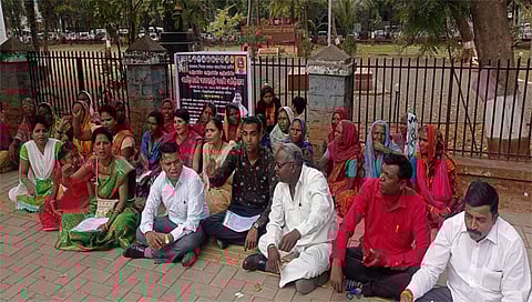 नाशिक : जिल्हाधिकारी कार्यालयासमोर जनशाही धरणे आंदोलन करताना एकलव्य भिल्ल समाज संघटनाचे कार्यकर्ते. (छाया: हेमंत घोरपडे)