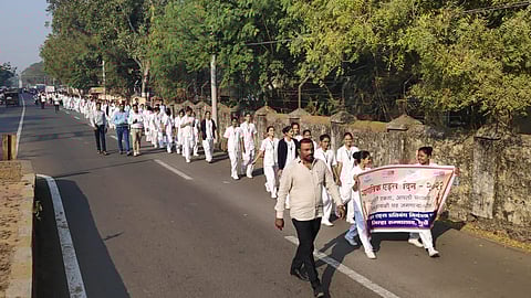 धुळे : एडसदिनानिमित्त शहरात काढलेली प्रभातफेरी. (छाया: यशवंत हरणे)