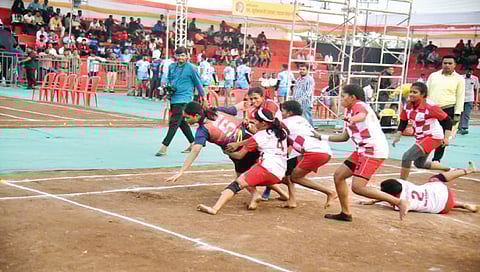 सिन्नर : राष्ट्रीय कबड्डी स्पर्धेत होतकरू व क्रीडा प्रबोधिनी संघाच्या चुरशीच्या सामन्यातील क्षण.