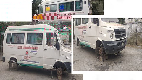 कळवण : टायर अभावी दगडावर उभ्या असलेल्या रुग्णवाहिका. (छाया: बापू देवरे)