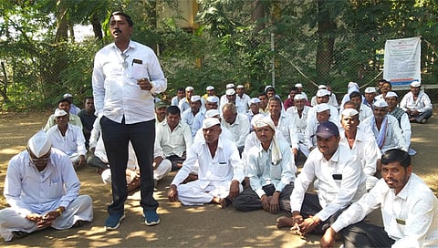 कळवण : दिवसा वीजपुरवठ्यासाठी महावितरणच्या कार्यालयासमोर आंदोलन करताना शेतकरी. (छाया : बापू देवरे)